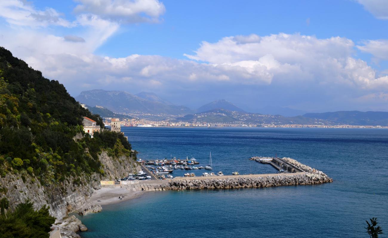 Foto de Porto di Cetara beach con guijarro fino gris superficie