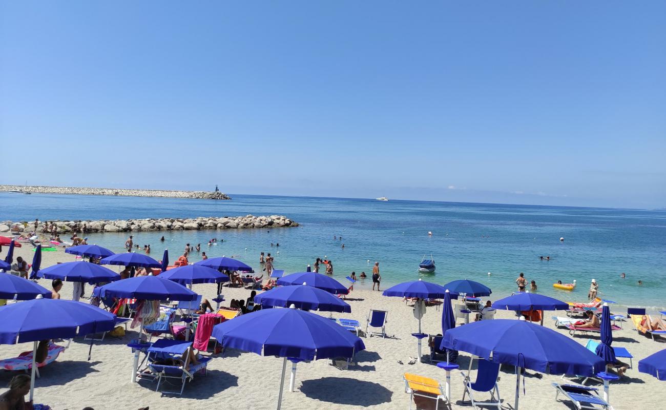 Foto de Arechi beach con arena oscura superficie