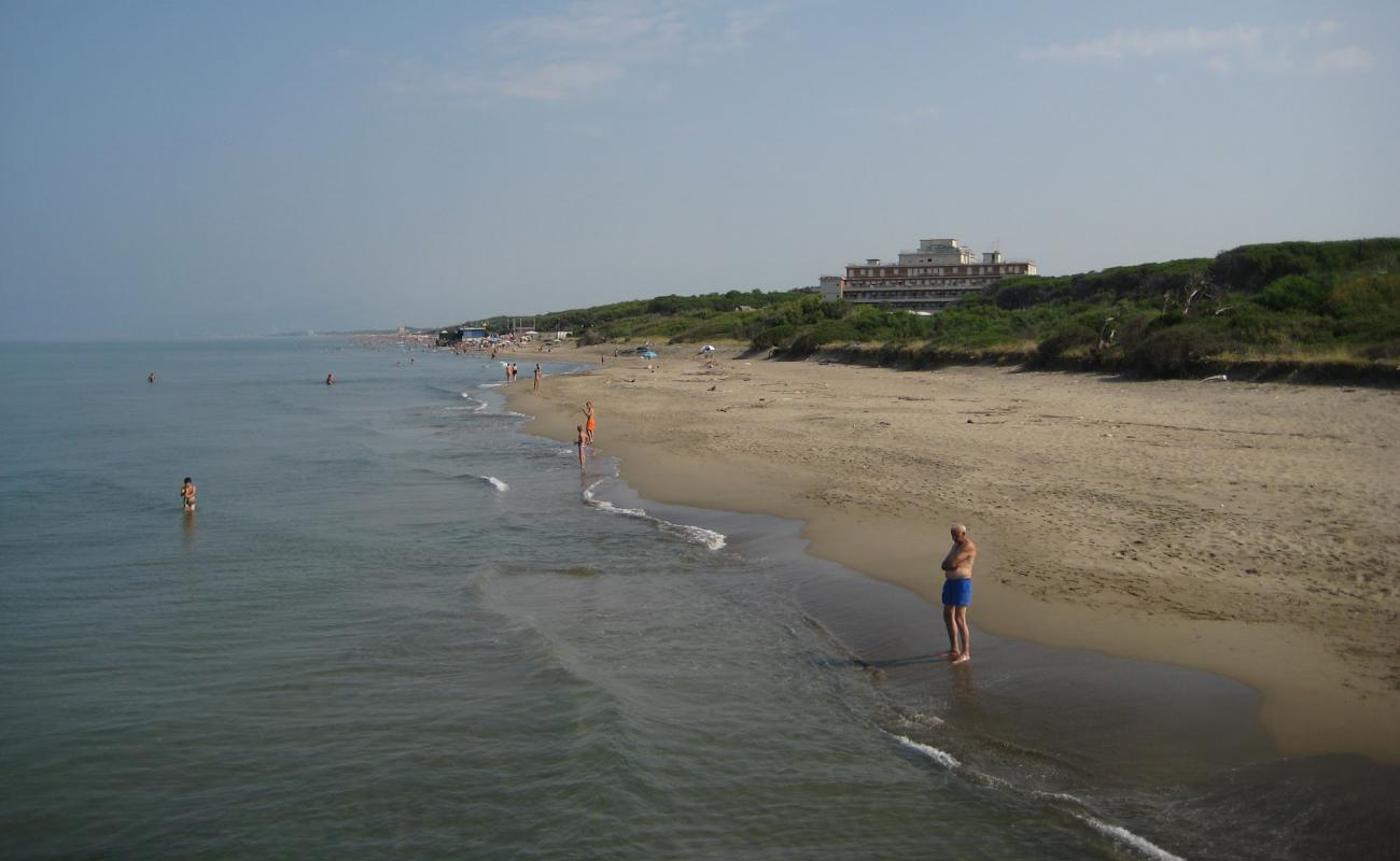 Foto de Paestum beach con arena oscura superficie