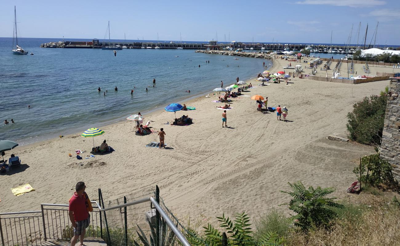 Foto de Spiaggia del Porto Acciaroli con arena fina oscura superficie