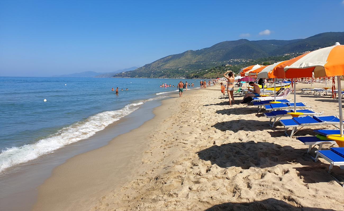 Foto de Spiaggia Le Saline con arena brillante superficie