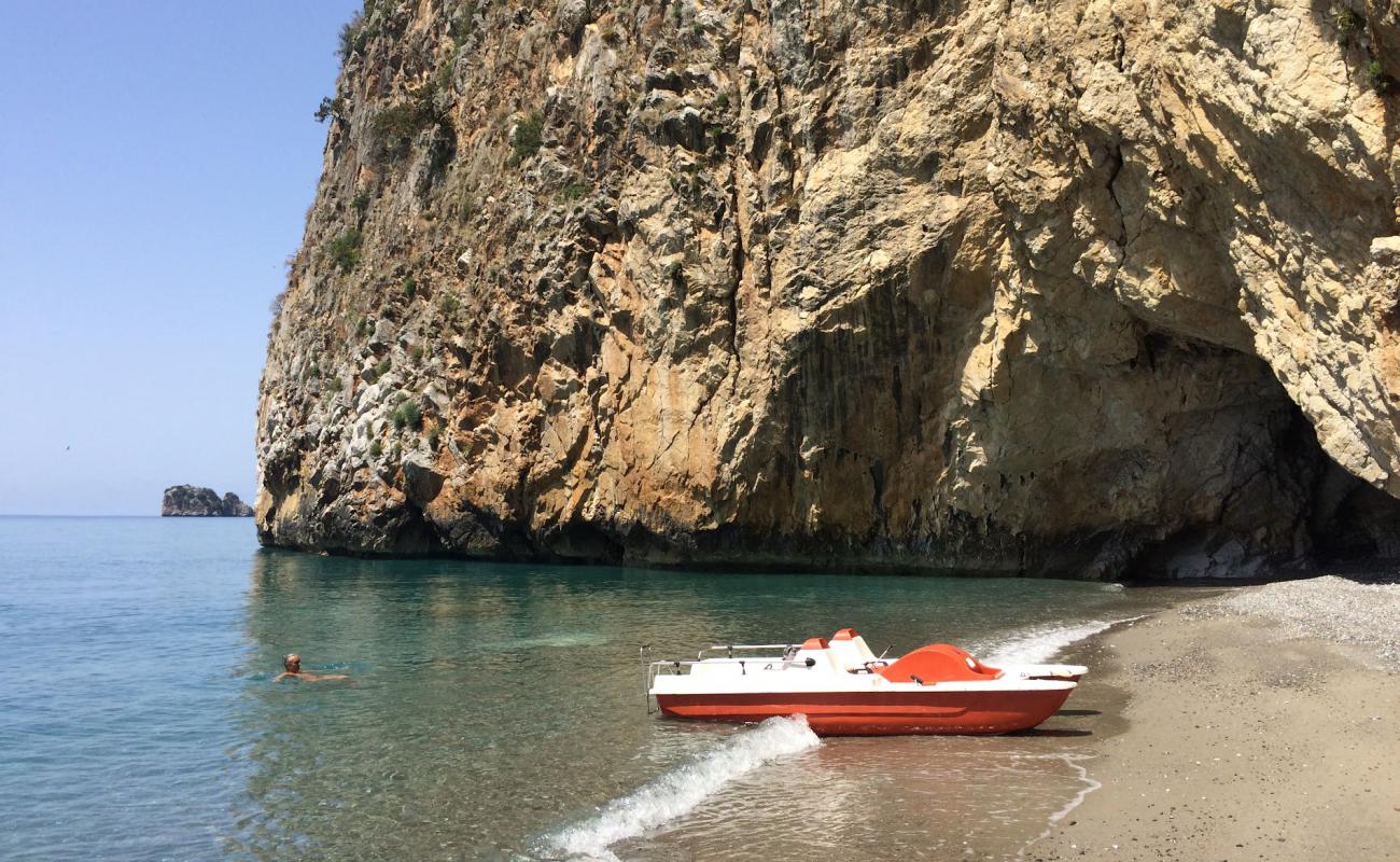 Foto de Cala delle Ossa con arena gris y guijarros superficie