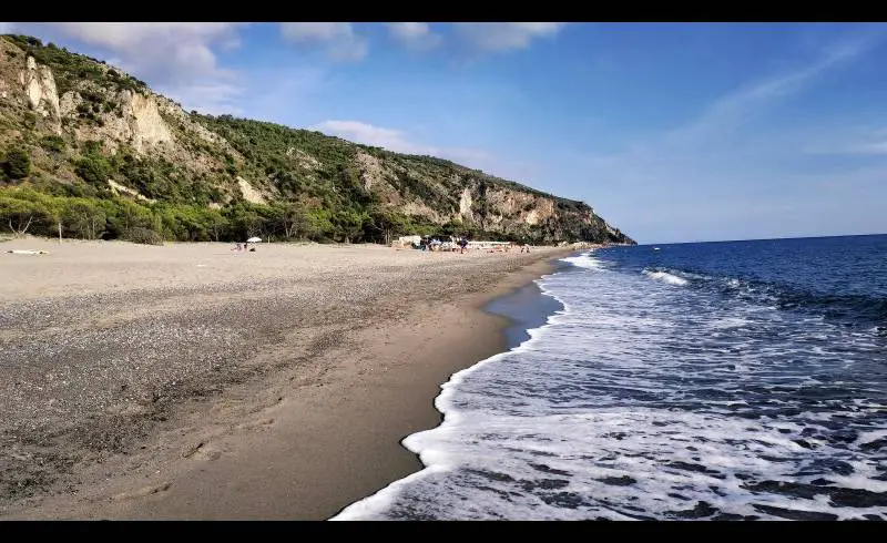 Foto de Melibea beach con arena oscura superficie