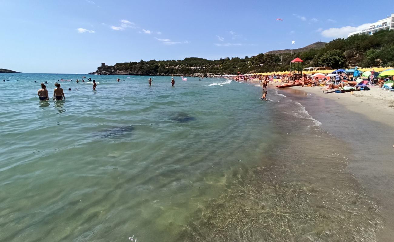 Foto de Playa Calanca con arena fina oscura superficie