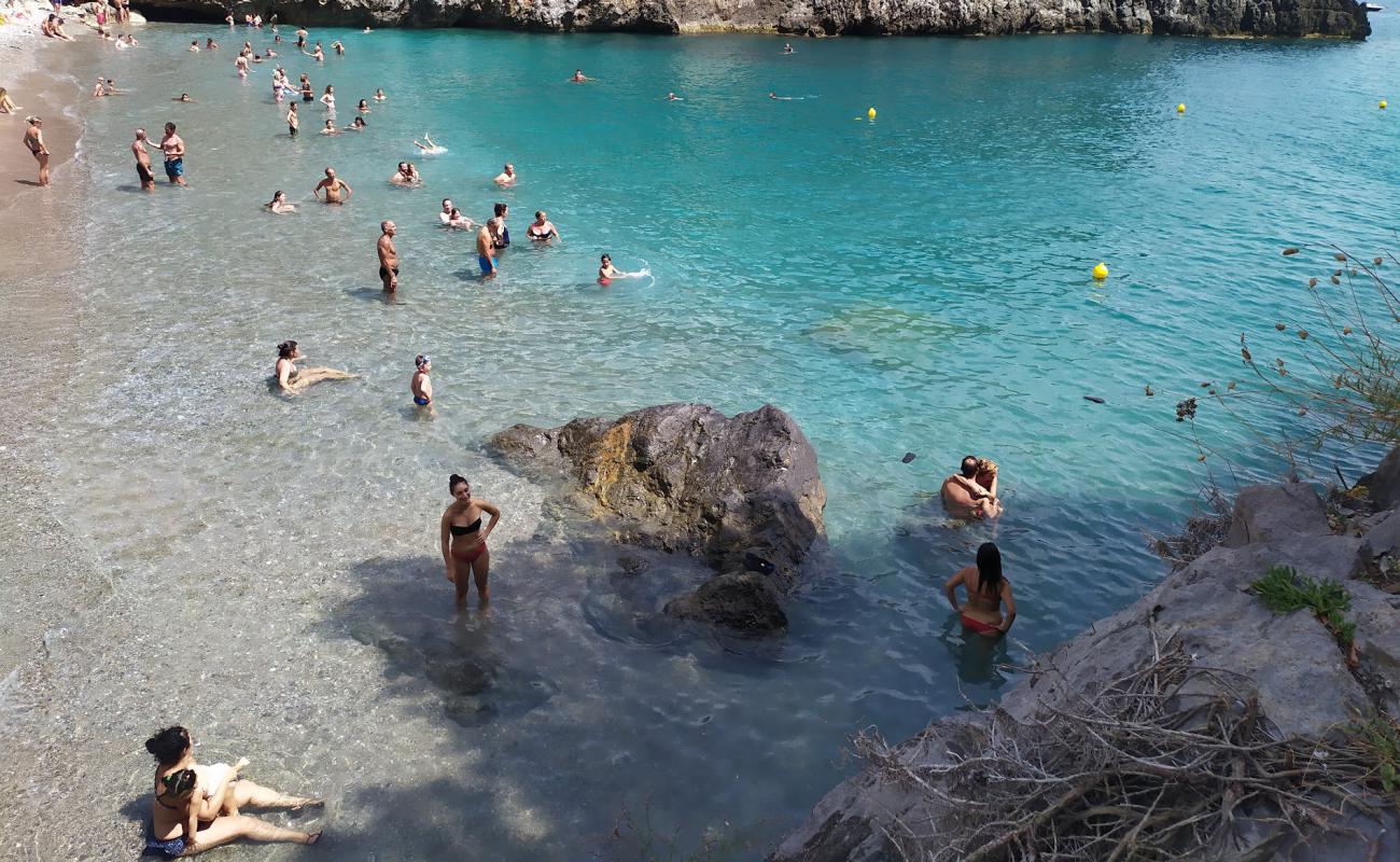 Foto de Playa de Pozzallo con guijarro fino gris superficie