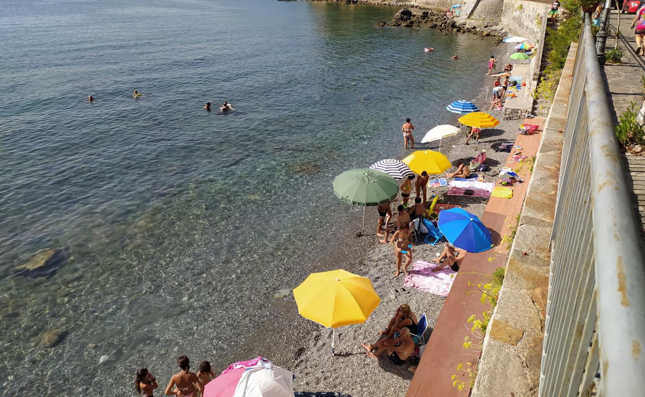 Foto de Spiaggia Della Tragara con guijarro gris superficie