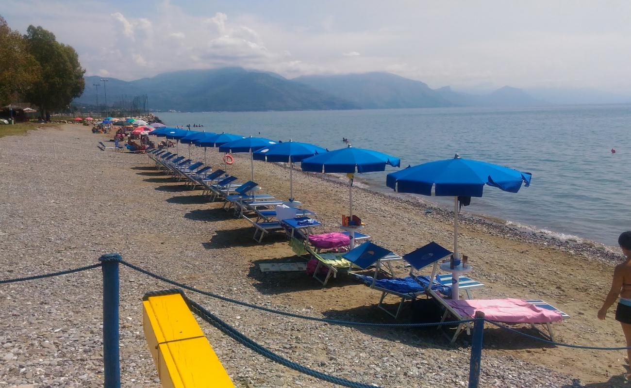 Foto de Capitello beach con arena/guijarros negro superficie