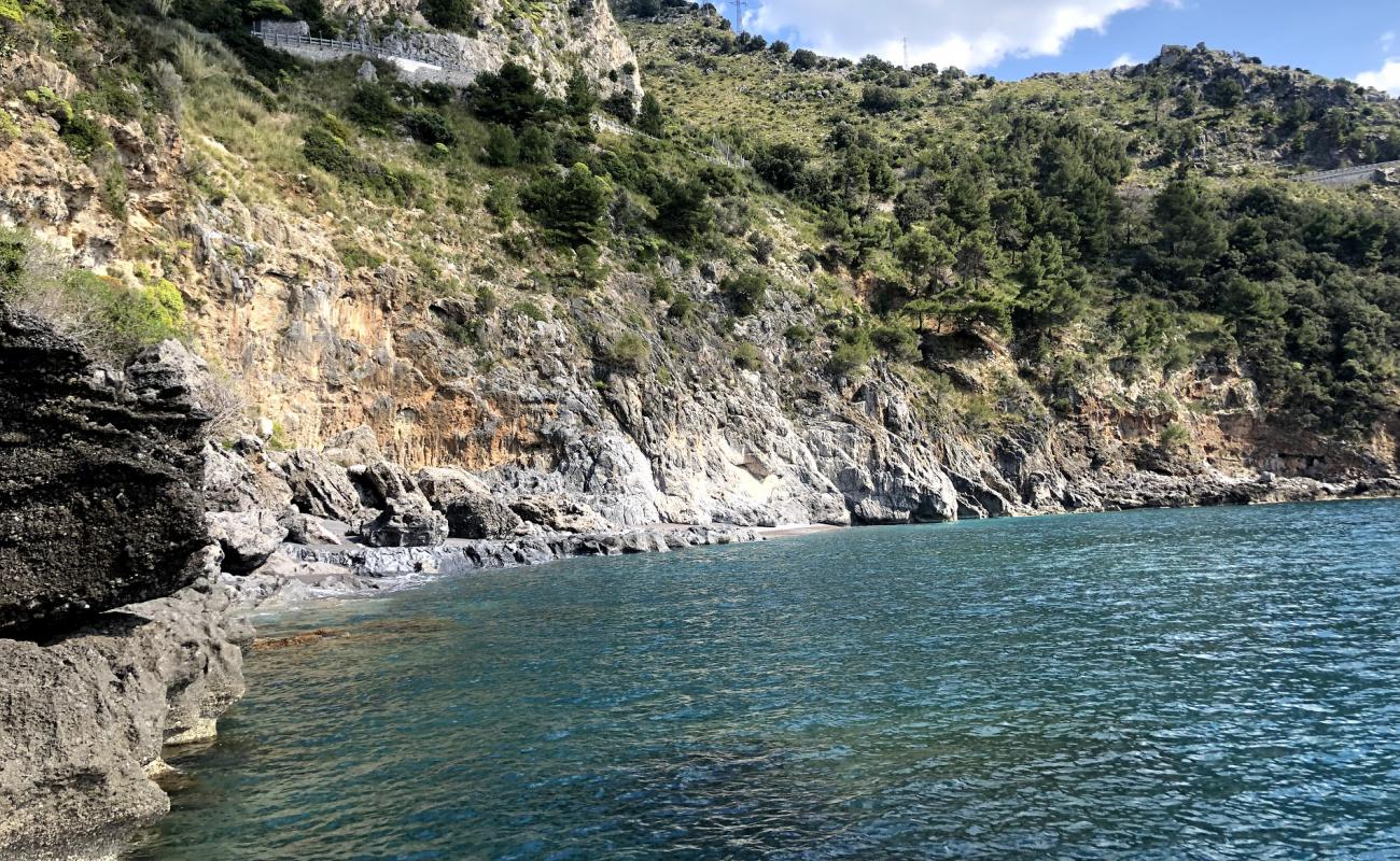 Foto de Cersuta beach con guijarro fino gris superficie