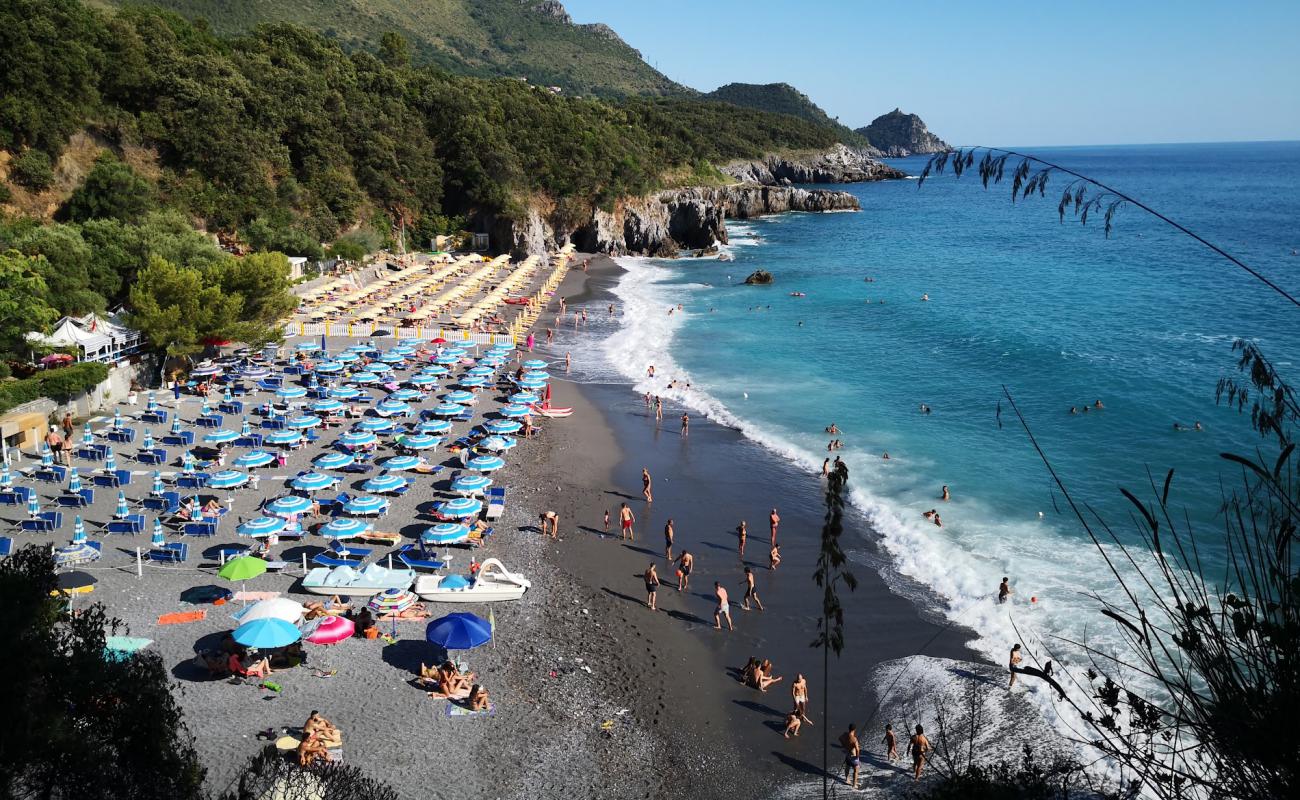 Foto de Spiaggia di Macarro con arena oscura superficie