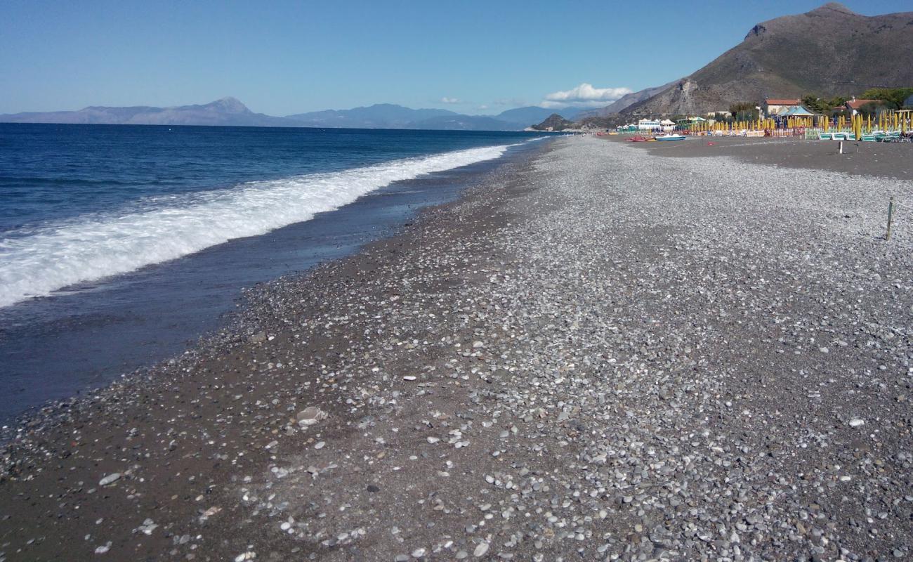 Foto de Spiaggia di Tortora con arena/guijarros negro superficie