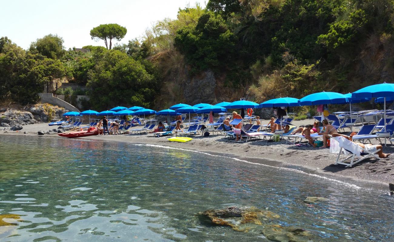 Foto de Spiaggia Le Terrazze con guijarro fino gris superficie