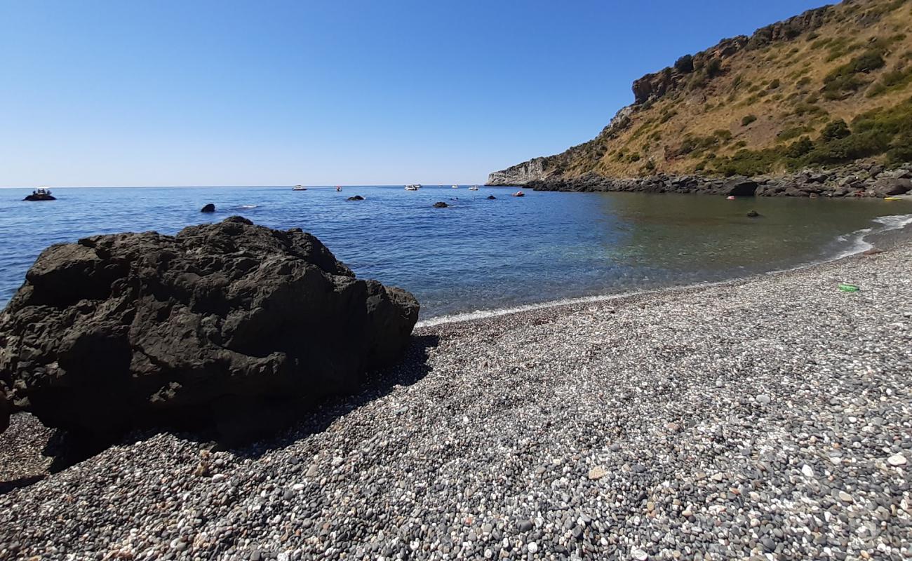 Foto de Baia del Carpino con guijarro fino gris superficie