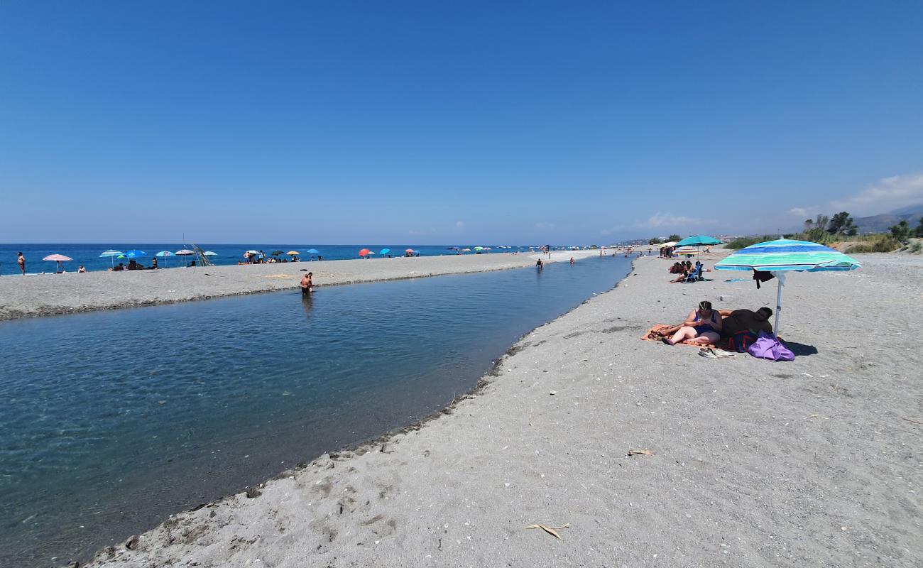 Foto de Spiaggia fiume Lao con arena gris superficie