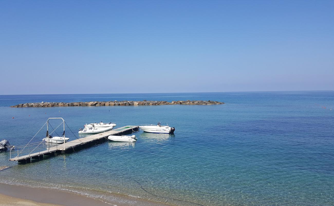 Foto de Spiaggia Diamante con arena oscura superficie