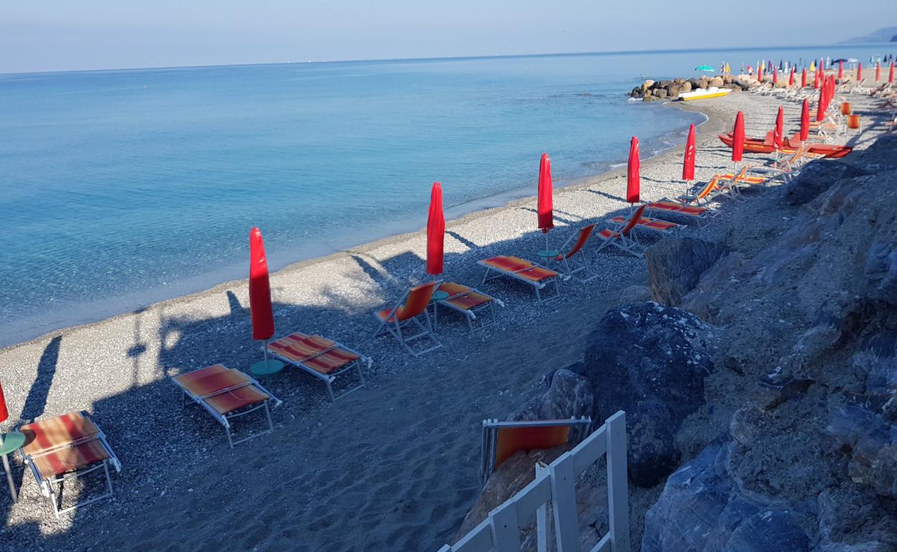 Foto de Marina di Fuscaldo beach con guijarro fino gris superficie