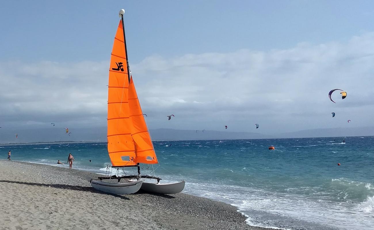 Foto de Coolbay beach con arena gris superficie