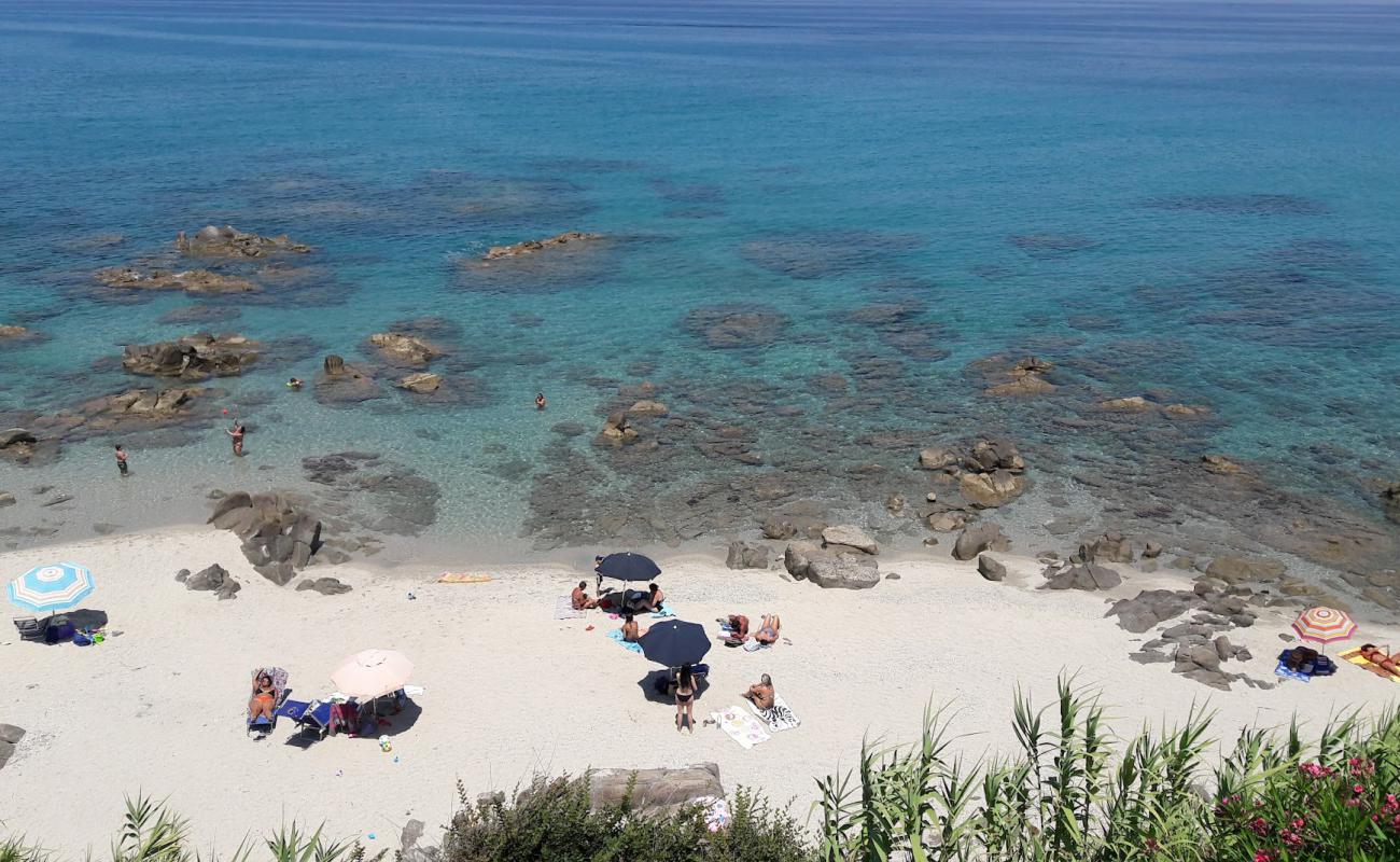 Foto de Punta scrugli beach con guijarro fino claro superficie