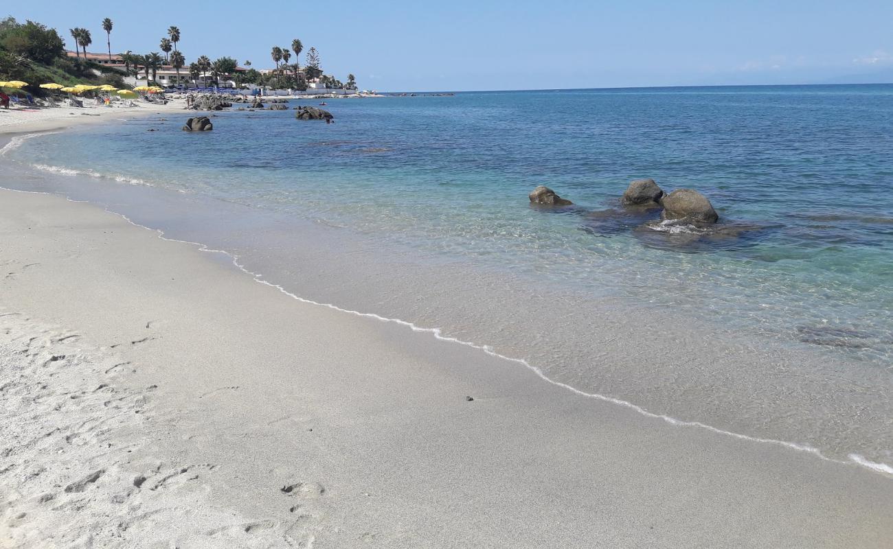 Foto de Spiaggia Buccarelli con arena brillante superficie