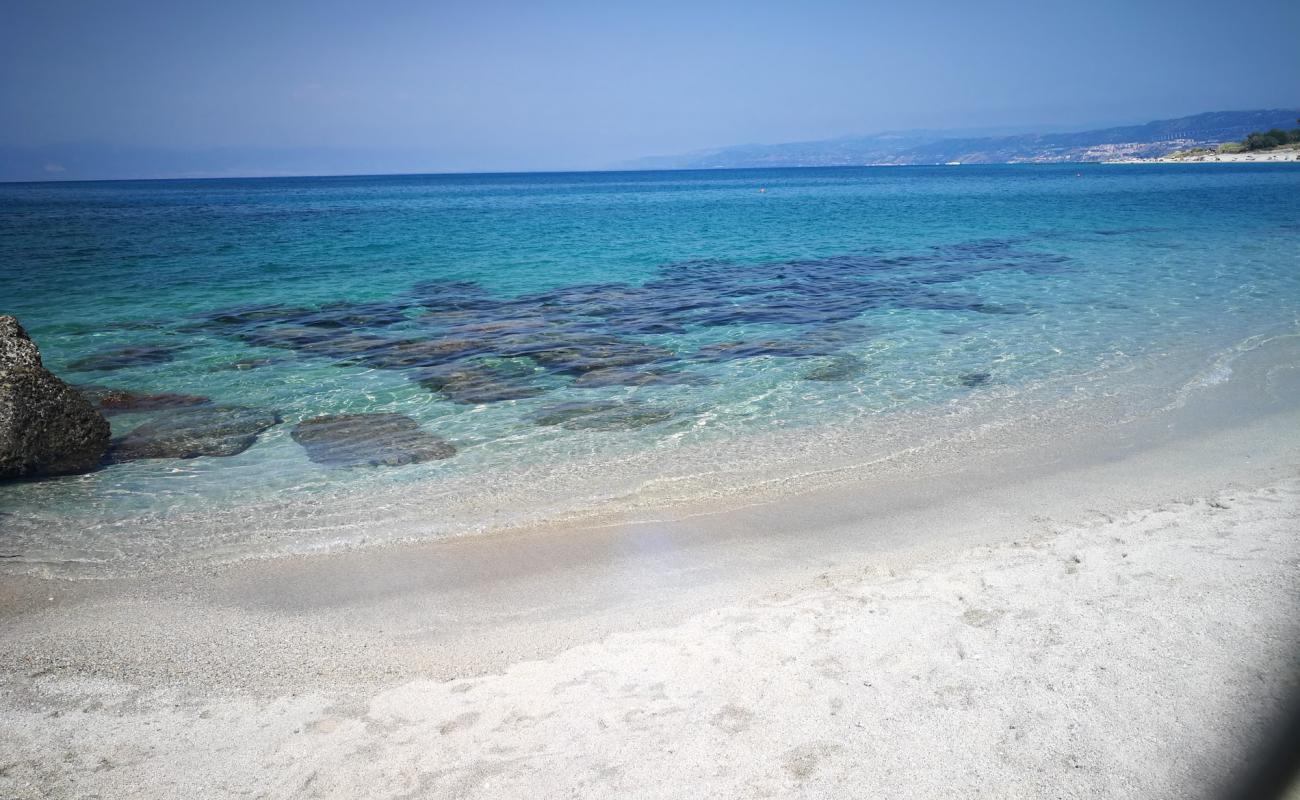 Foto de Spiaggia La Rocchetta con arena brillante superficie