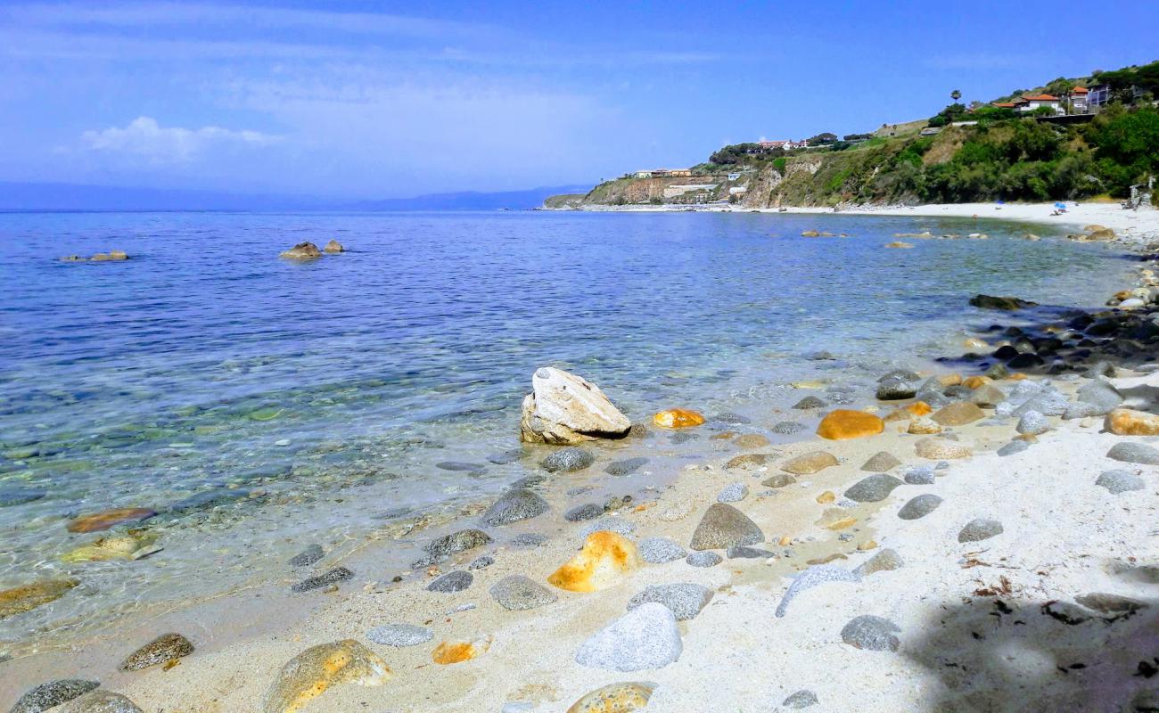 Foto de Sant' Irene beach con arena brillante superficie