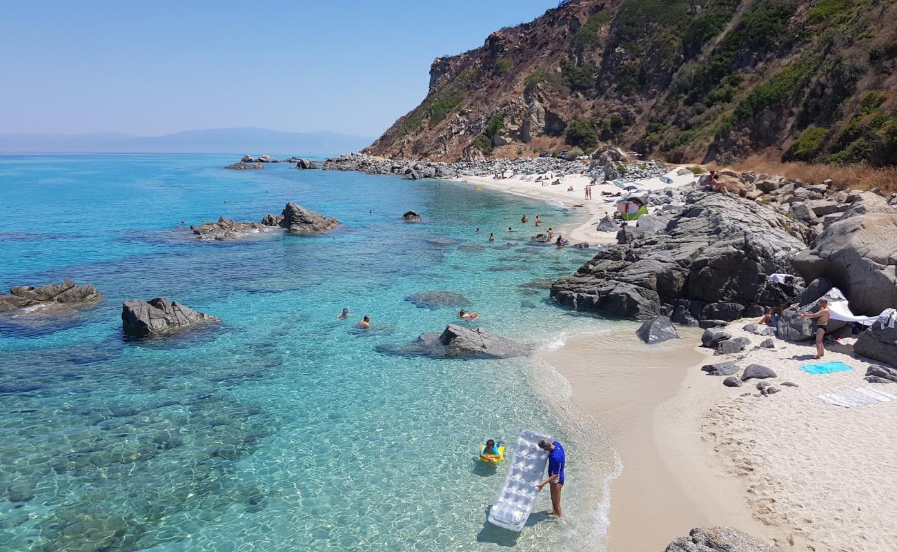 Foto de Playa de Zambrone con guijarro fino claro superficie