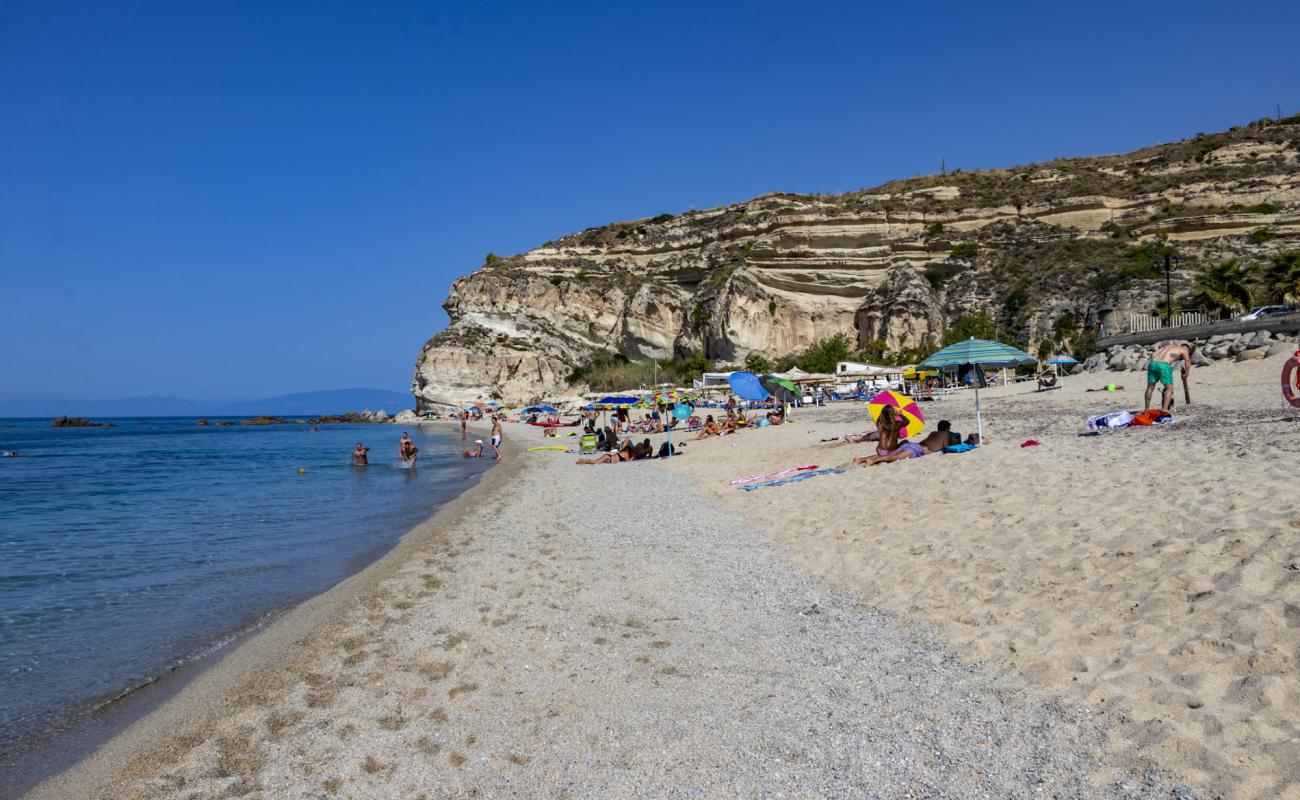 Foto de Spiaggia Libera Di Zambrone con guijarro fino claro superficie