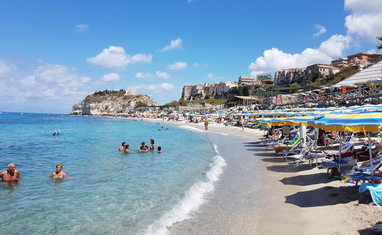 Foto de Playa de Tropea con arena brillante superficie