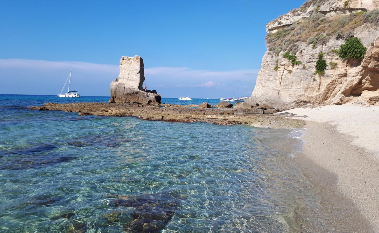 Foto de Petri i Mulinu beach con arena brillante superficie