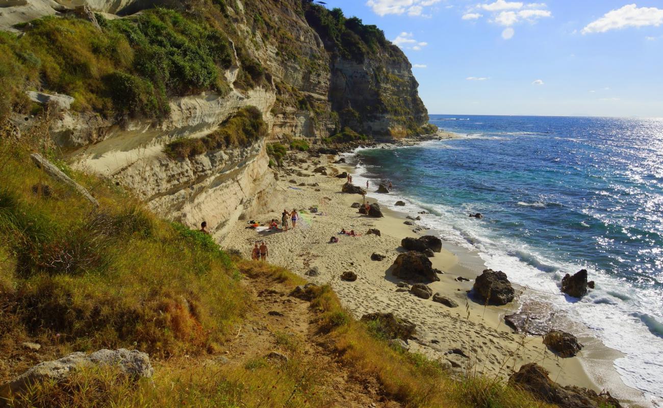 Foto de Spiaggia nascosta con arena brillante superficie