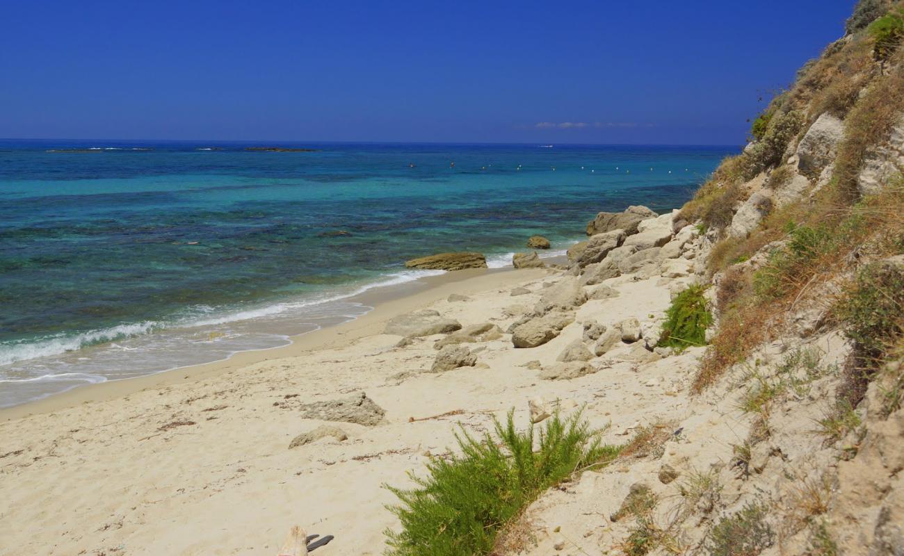 Foto de Ricadi beach con arena brillante superficie