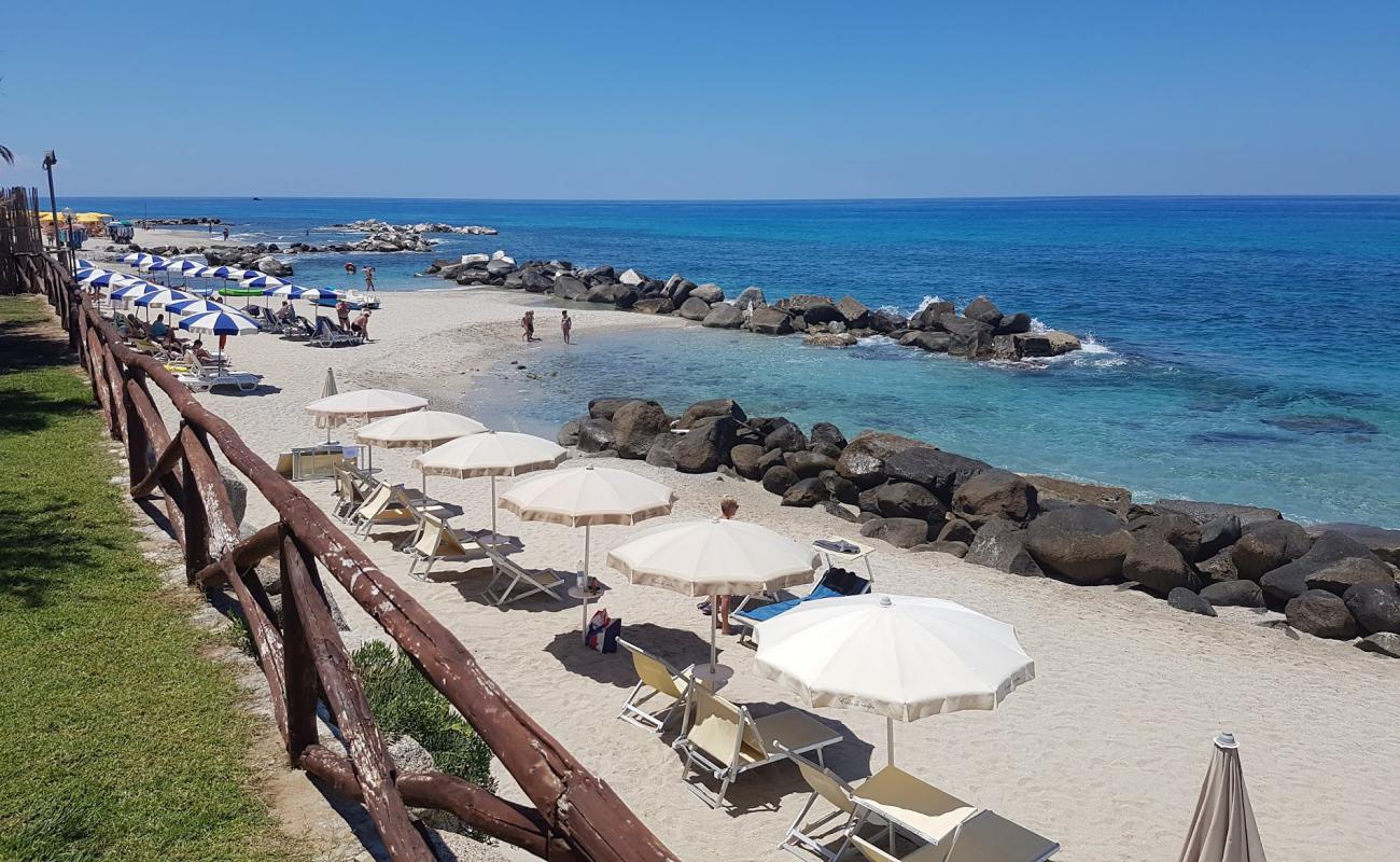 Foto de Spiaggia di Torre Marino II con arena brillante superficie