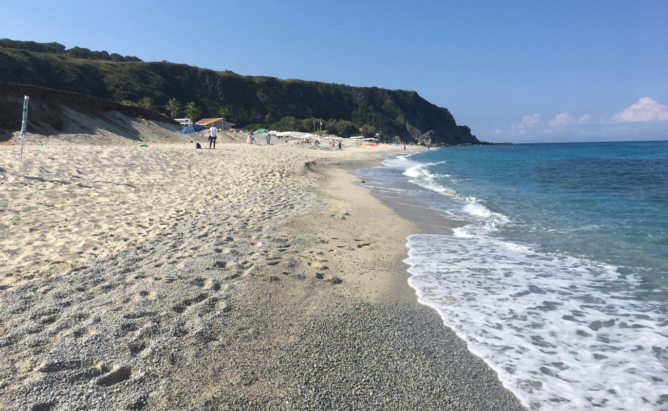 Foto de Spiaggia Tono con arena brillante superficie