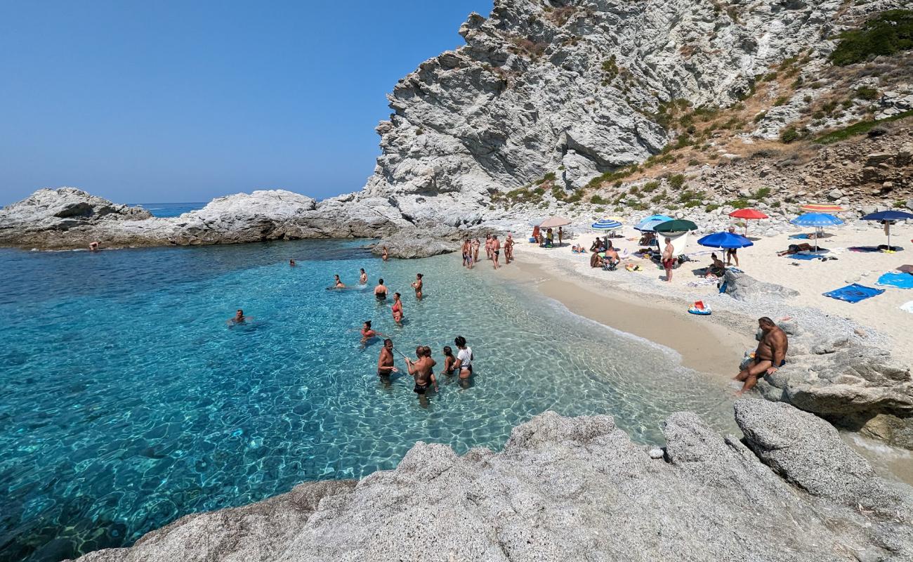 Foto de Praia I Focu Beach con guijarro fino claro superficie