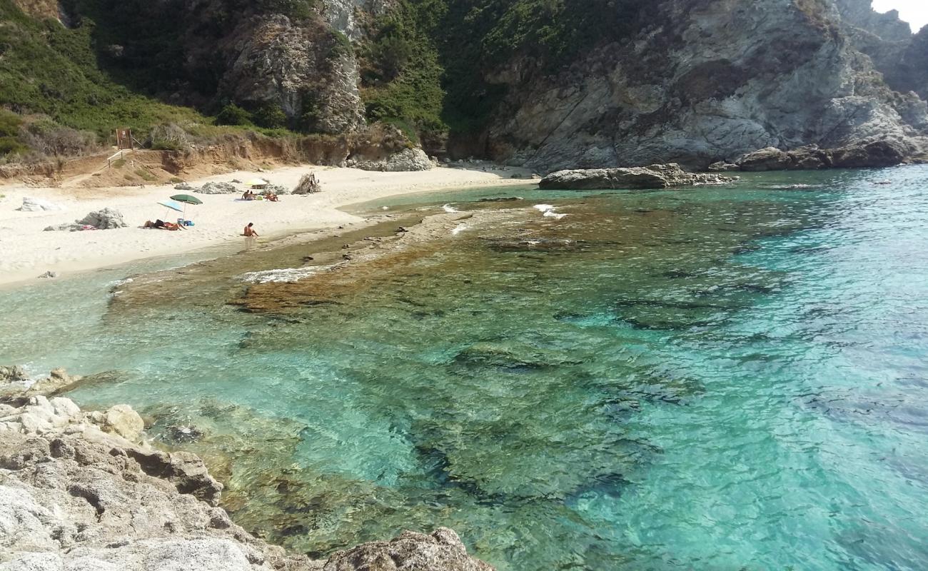 Foto de Spiaggia Praia I Focu con arena brillante superficie