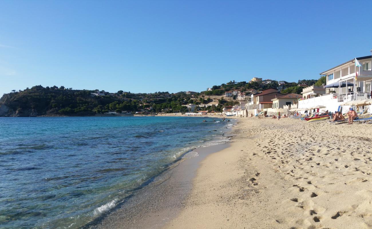 Foto de Spiaggia Santa Maria con arena brillante superficie