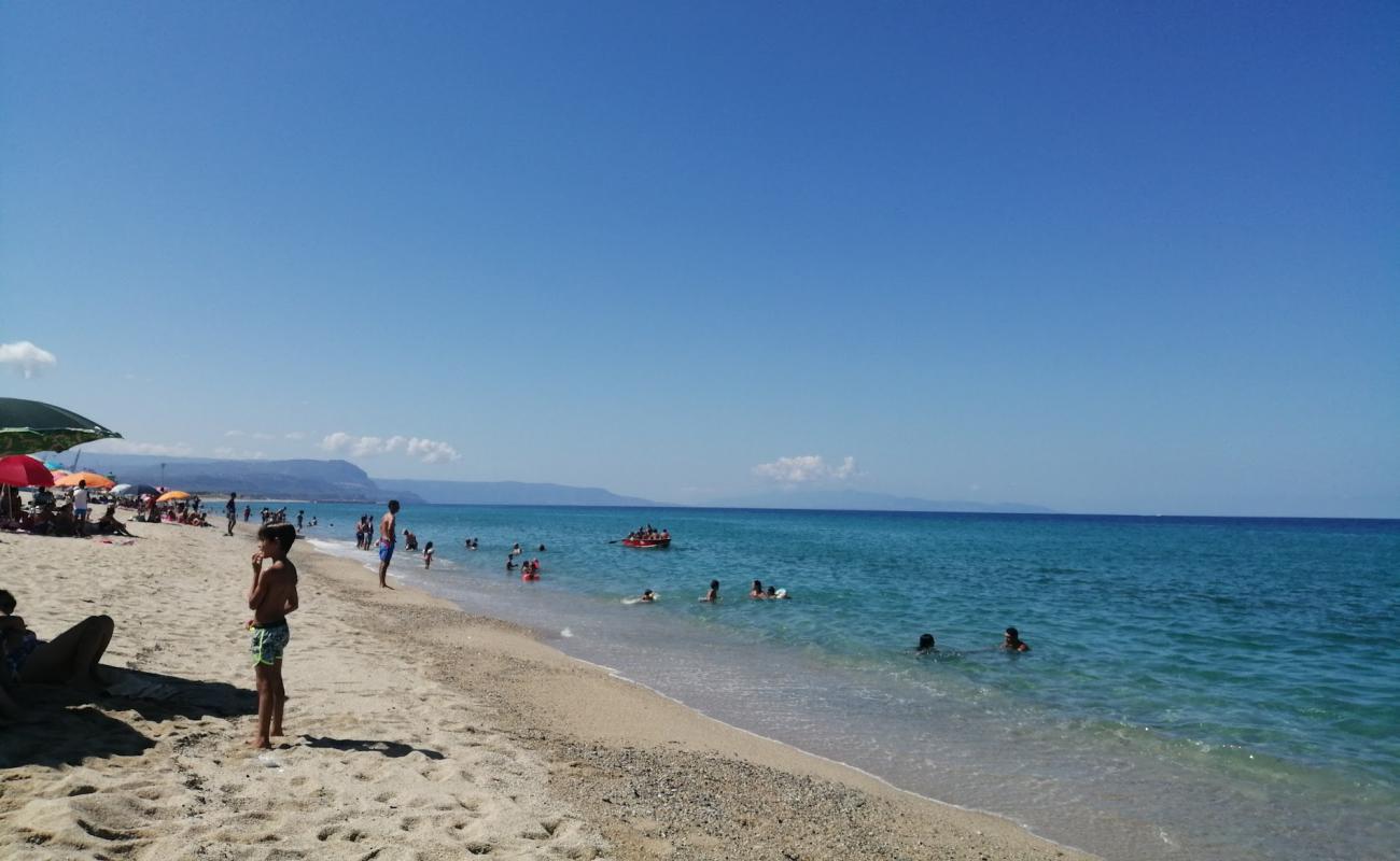 Foto de Spiaggia San Ferdinando con brillante arena fina superficie