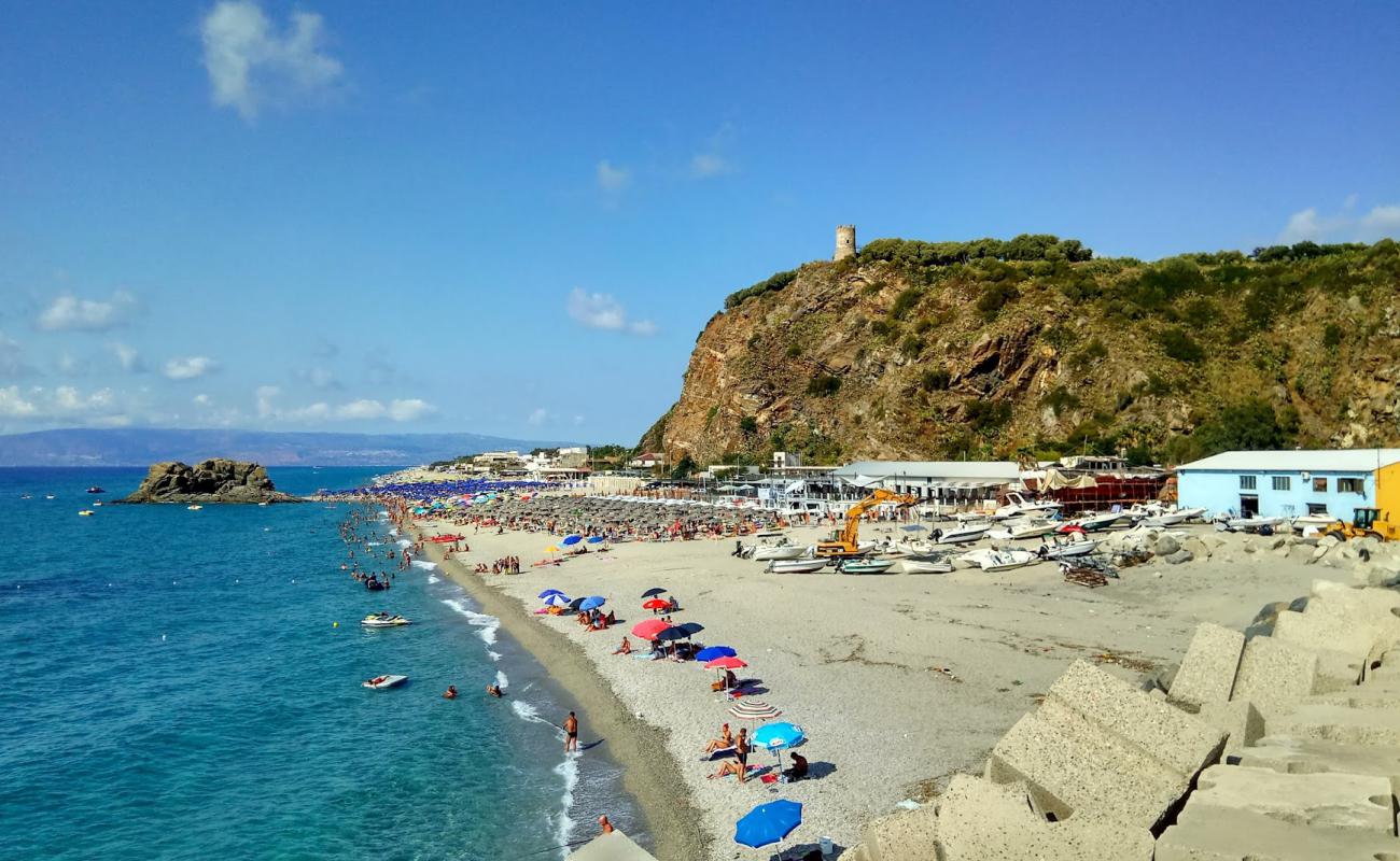 Foto de Torre Saracena beach con arena brillante superficie