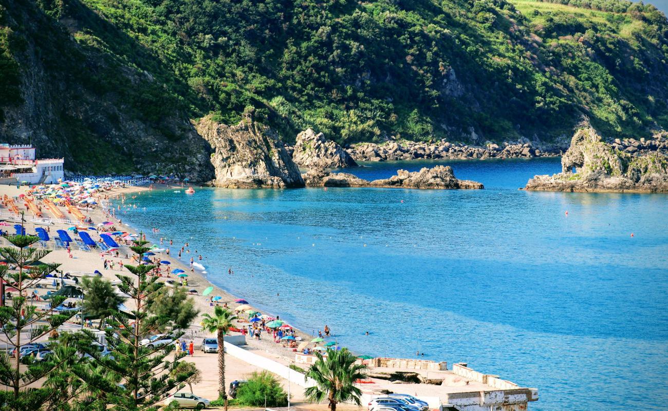 Foto de Spiaggia Tonnara con arena brillante superficie