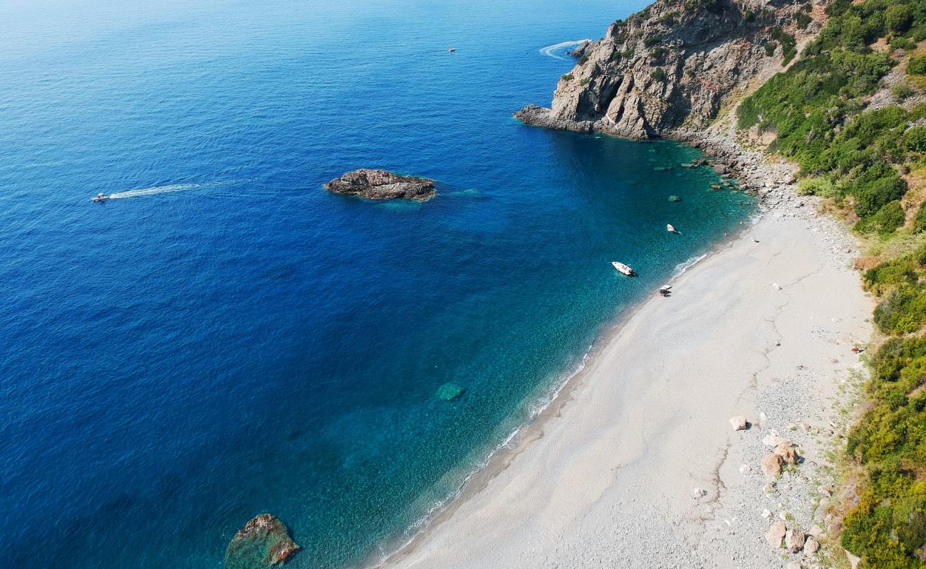 Foto de Cala Janculla con arena gris y guijarros superficie