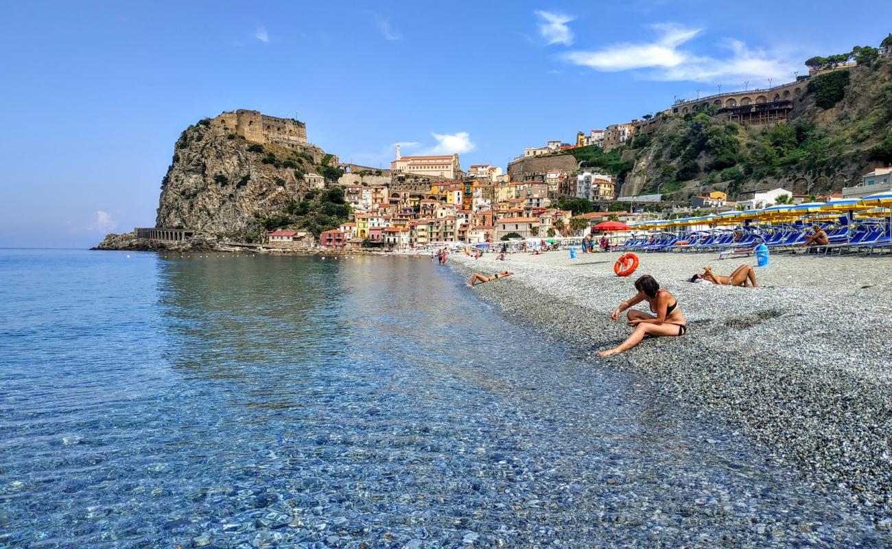 Foto de Spiaggia Di Scilla con arena brillante superficie