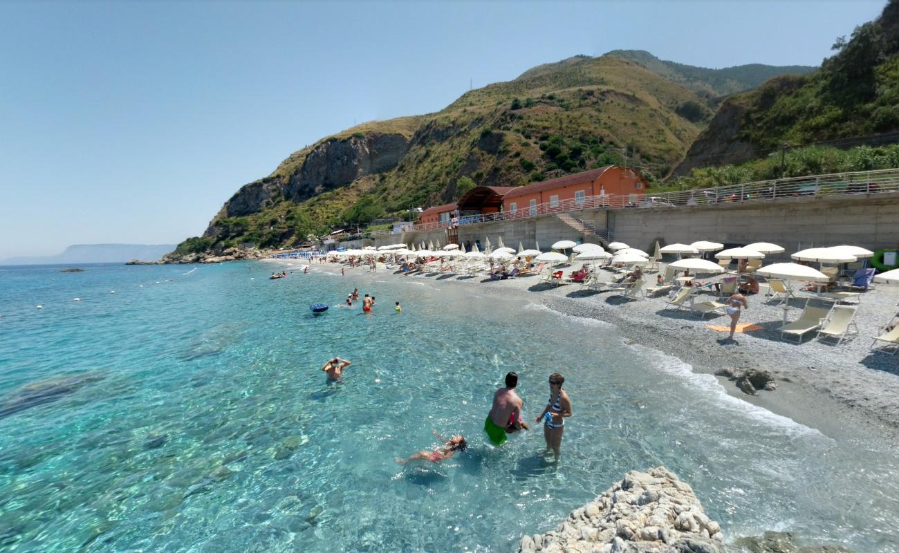 Foto de Cala Costa Viola rodeado de montañas