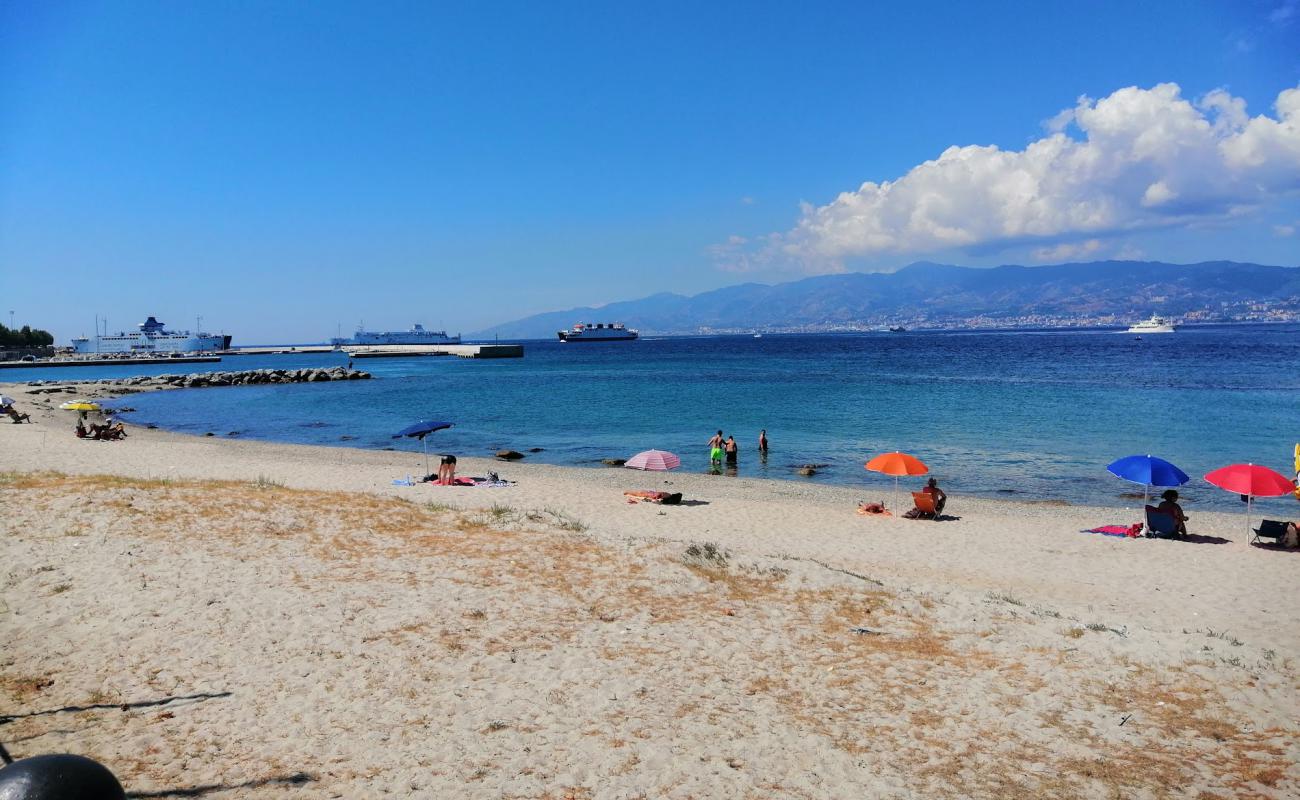 Foto de Spiaggia di via Lungomare con arena oscura superficie