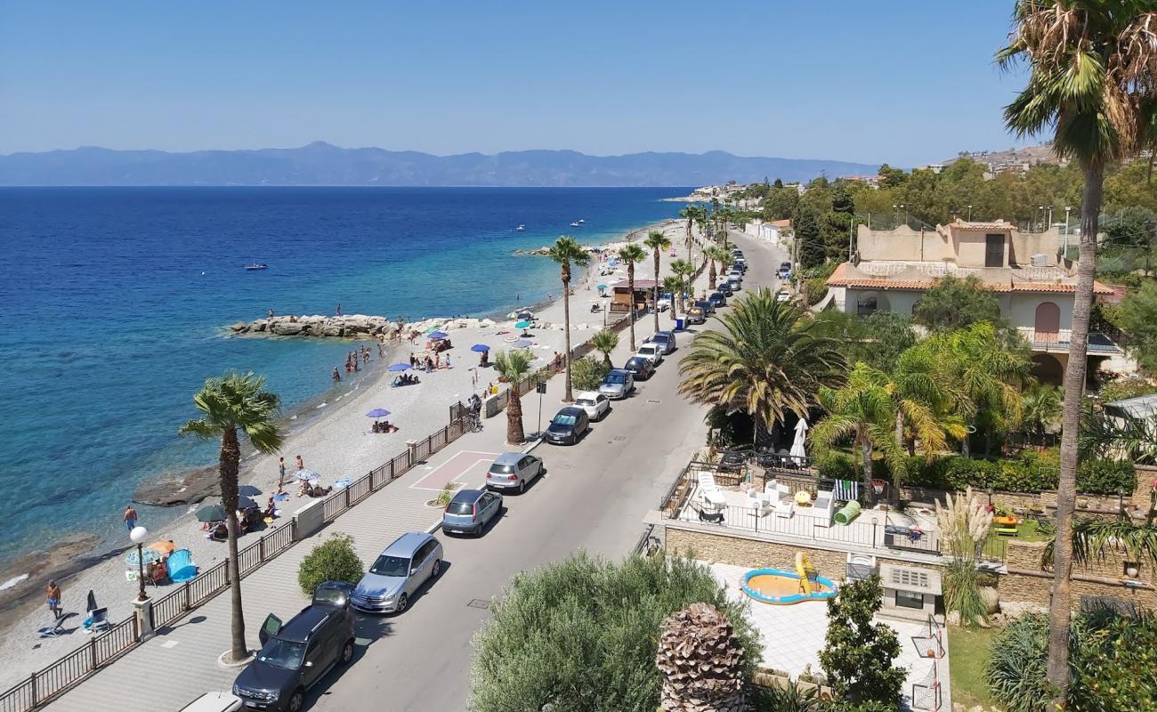 Foto de Lazzaro beach con arena oscura superficie