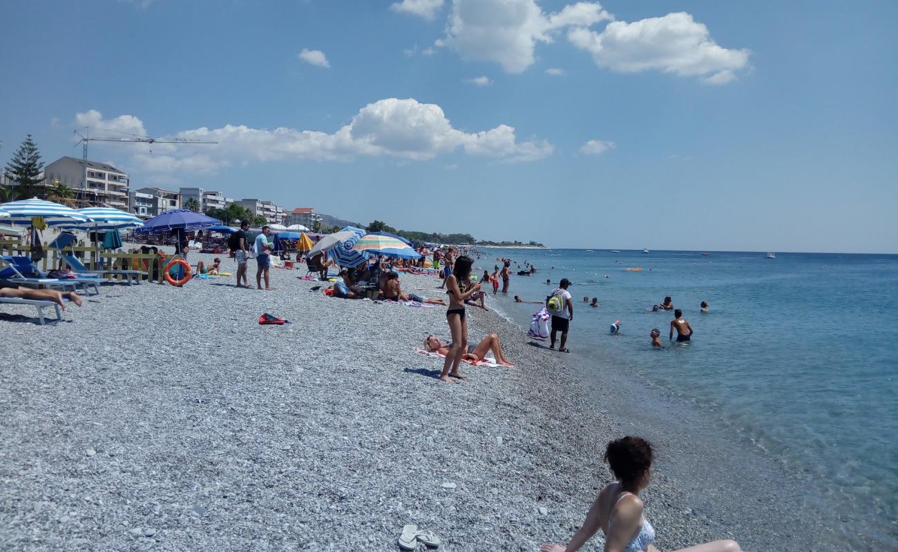 Foto de Gioiosa Jonica beach con guijarro fino gris superficie