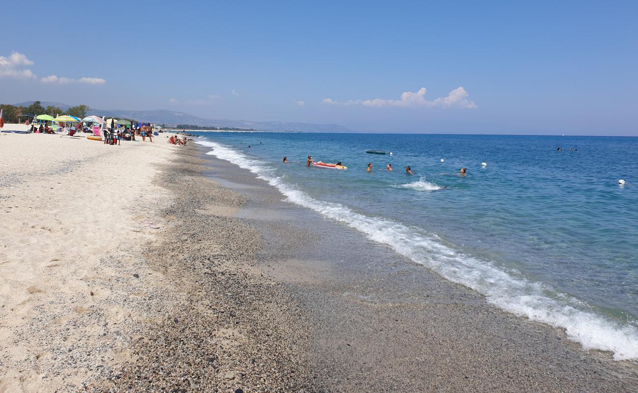 Foto de Spiaggia di Isca Marina con arena brillante superficie