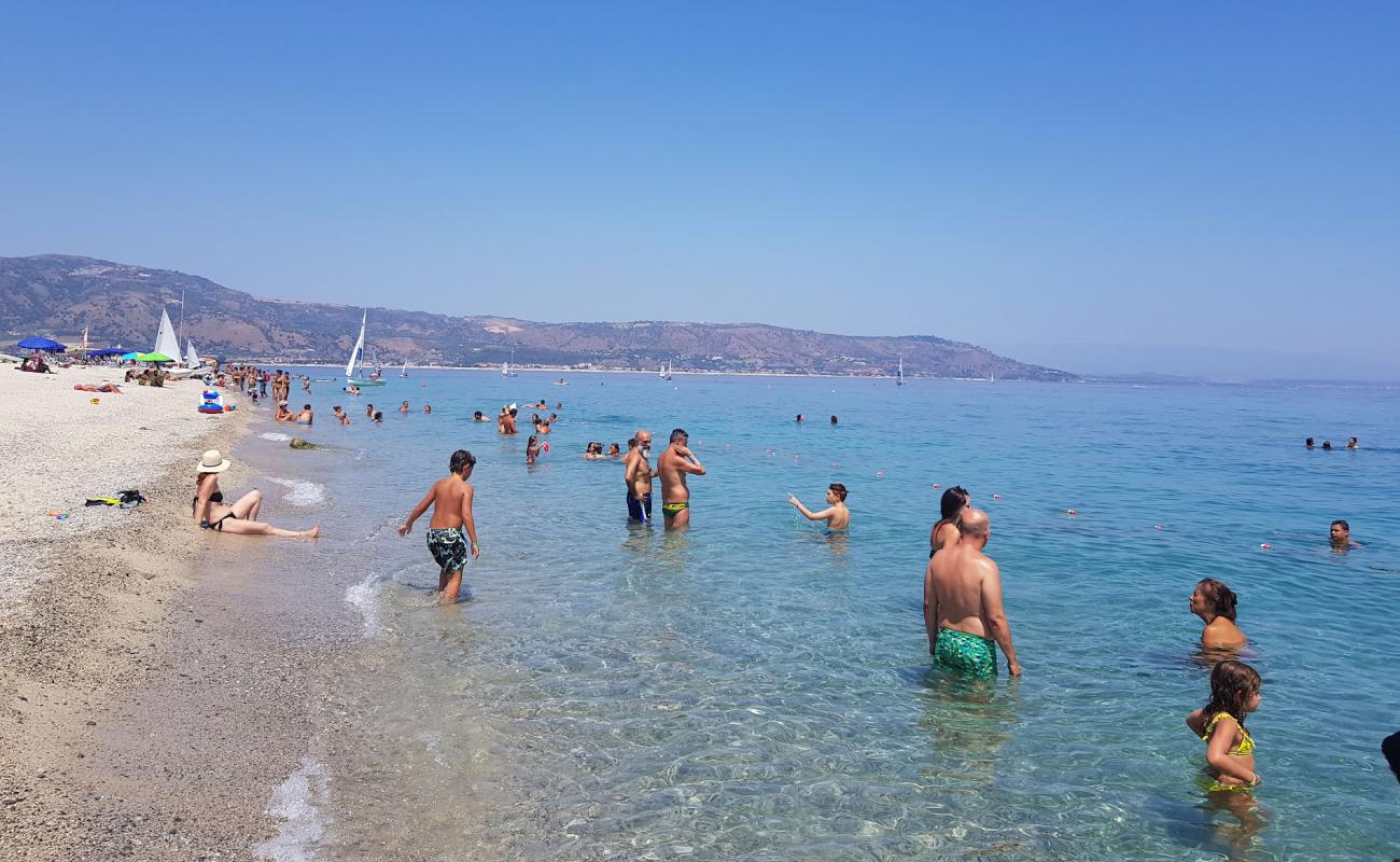 Foto de Spiaggia Soverato con arena brillante superficie