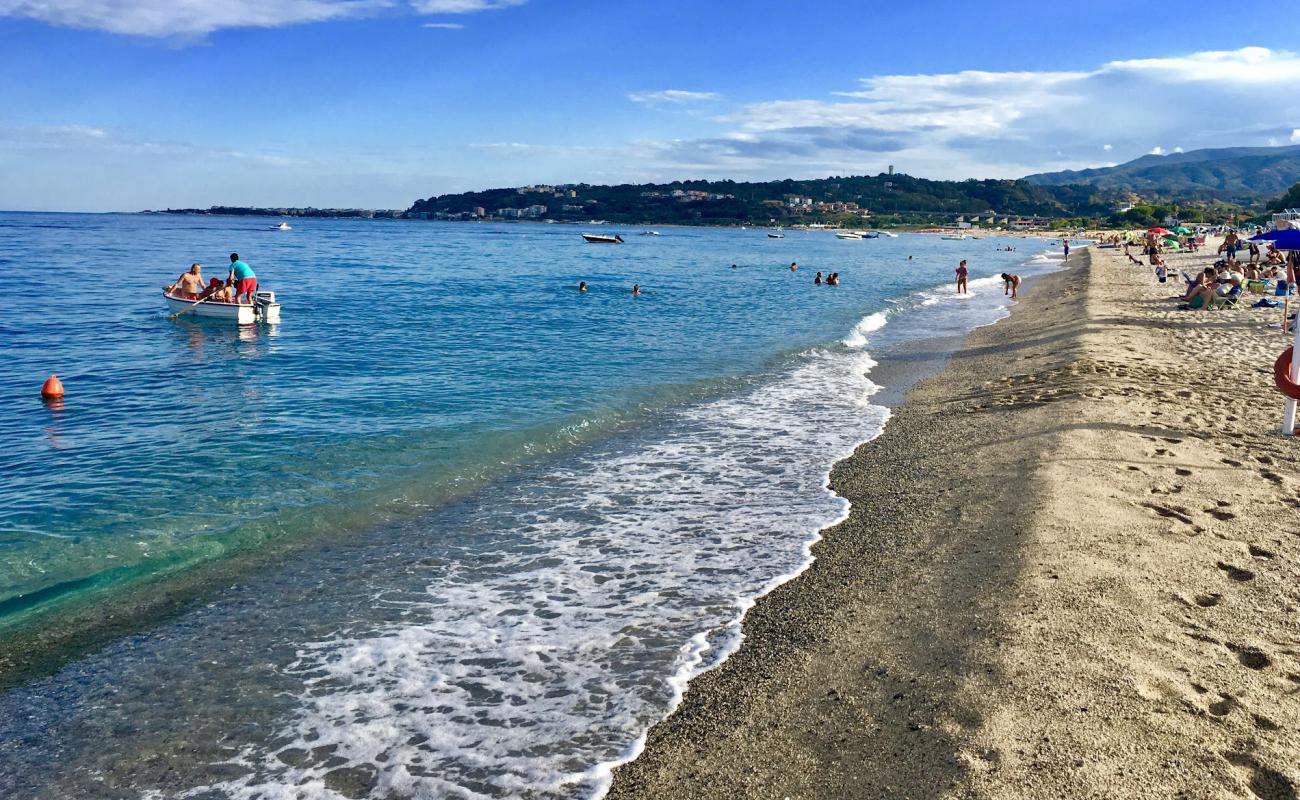 Foto de Playa de Montepaone Lido con arena brillante superficie