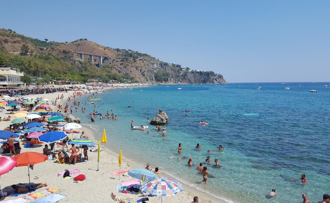 Foto de Playa Caminia con arena brillante superficie