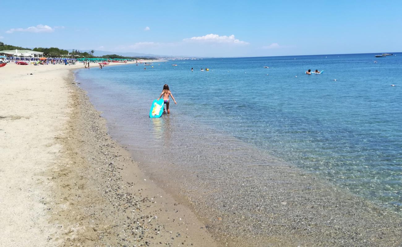 Foto de Spiaggia di Copanello con arena brillante superficie