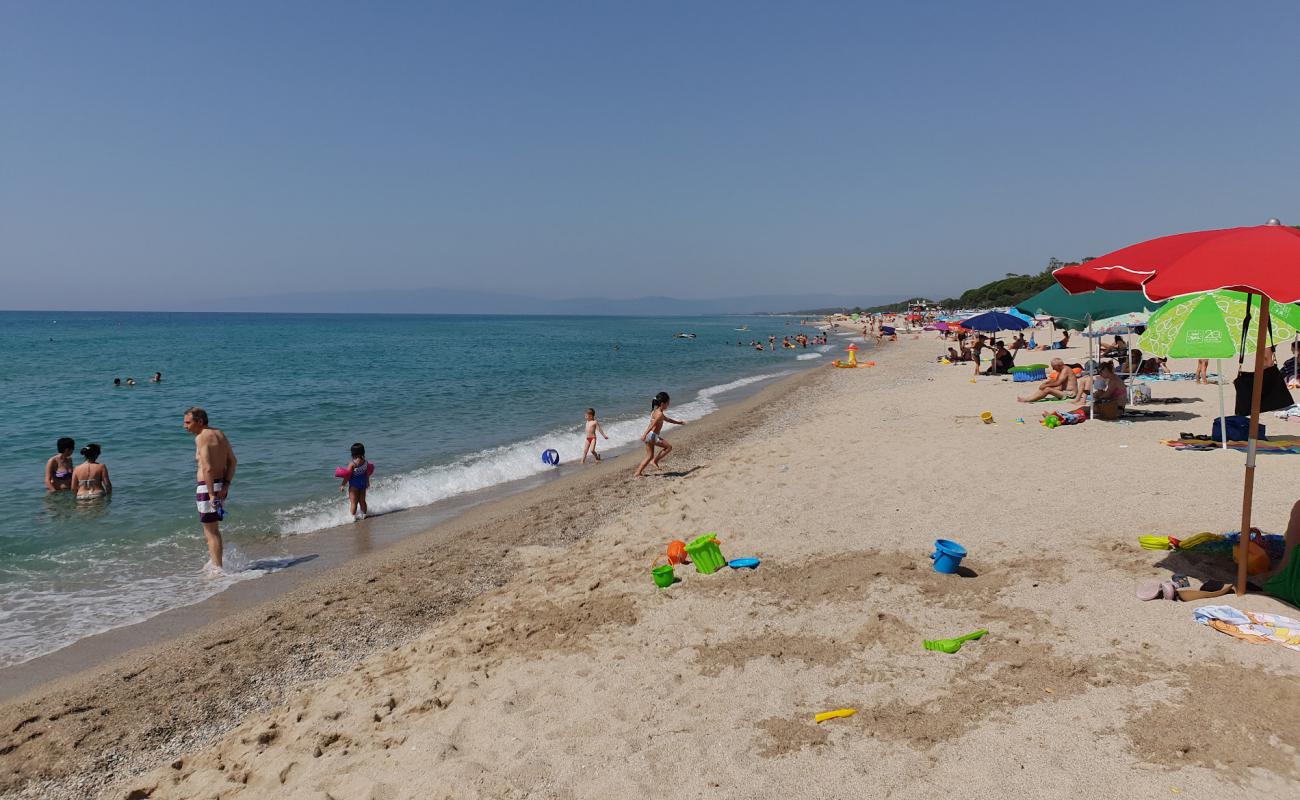 Foto de Playa Villaggio Carrao con arena brillante superficie